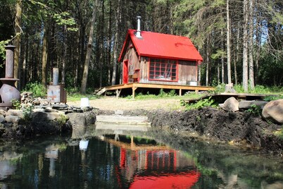 Cozy cabin in the woods next to lake Massawippi and North Hatley.
