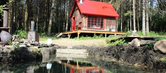 Cozy cabin in the woods next to lake Massawippi and North Hatley.