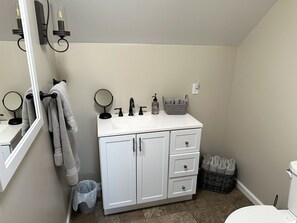 Sèche-cheveux, serviettes fournies, savon, papier toilette