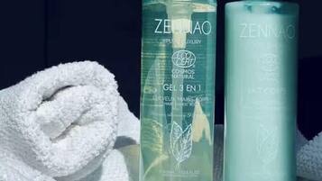 Een douche, een haardroger, shampoo