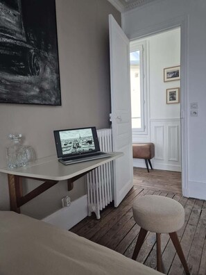 Een strijkplank/strijkijzer, wifi, beddengoed