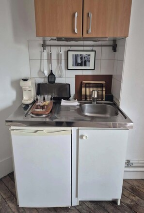 Microwave, coffee/tea maker, electric kettle, cookware/dishes/utensils - *Le Constantin* Évasion sur les toits de Paris (Paris)