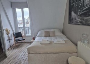 Een strijkplank/strijkijzer, wifi, beddengoed