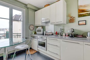 Fridge, microwave, oven, stovetop - Boursault - Stunning Penthouse, Terrace, Parking (Paris)