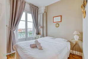 1 bedroom, iron/ironing board, travel cot, WiFi - Boursault - Stunning Penthouse, Terrace, Parking (Paris)