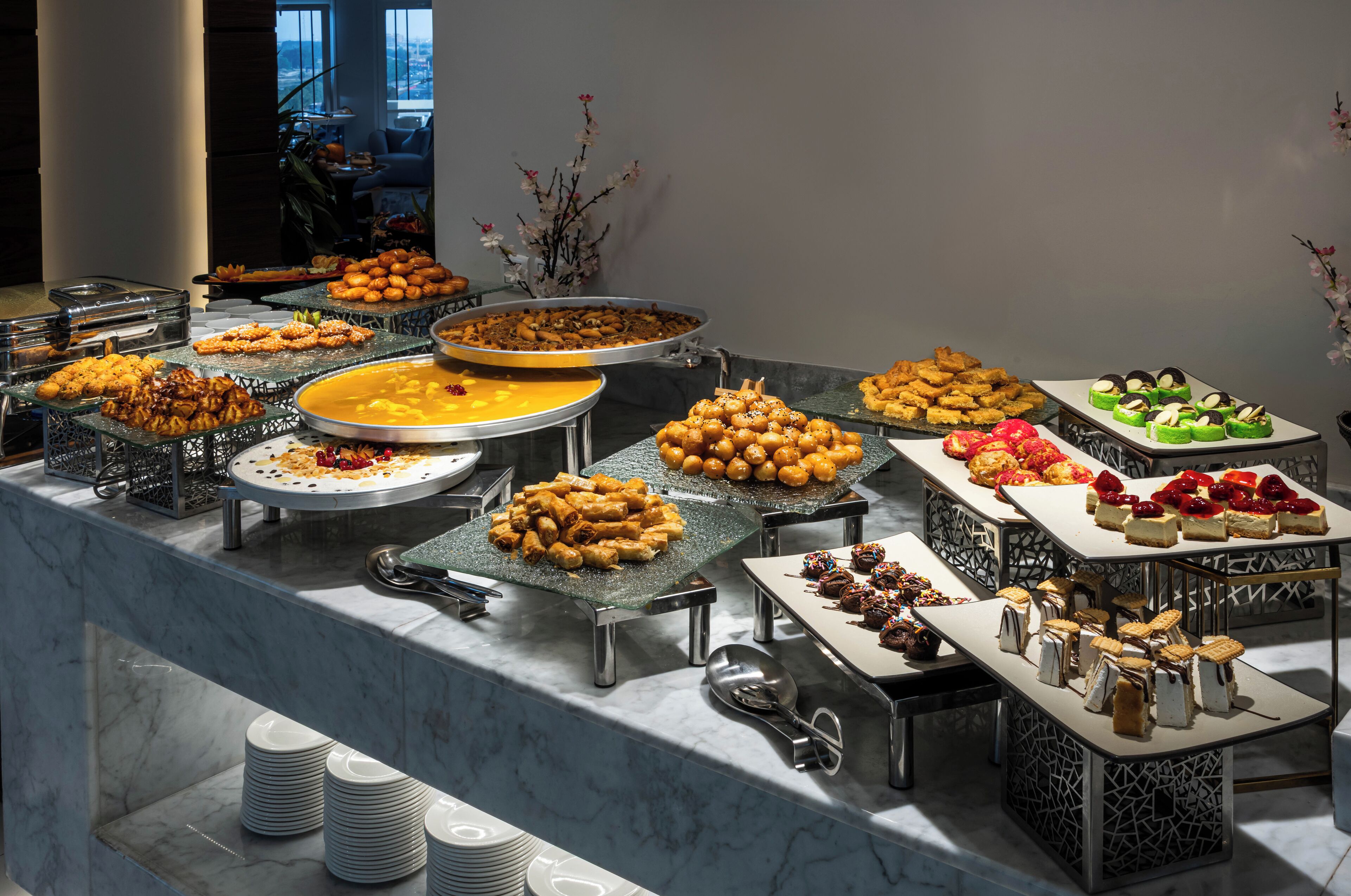 Un buffet proposant une variété de plats présentés sur plusieurs tables.