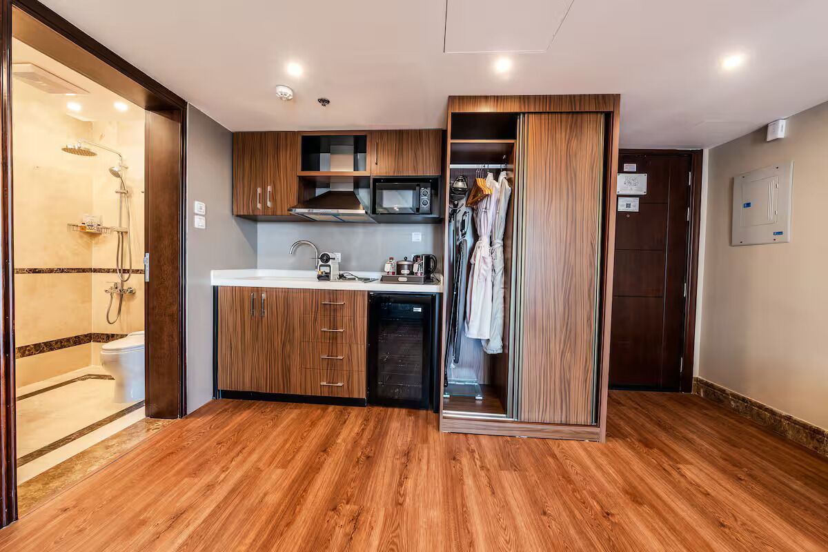 Standard Room | Bathroom | Shower, hair dryer, slippers, towels