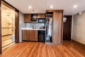 Habitación estándar | Baño | Regadera, secadora de cabello, pantuflas, toallas 