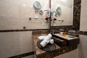 Habitación estándar | Baño | Ducha, secador de pelo, zapatillas y toallas