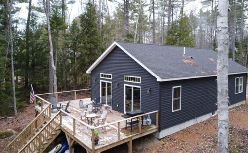  Private 3-bedroom waterfront house with dock and paddle boards.