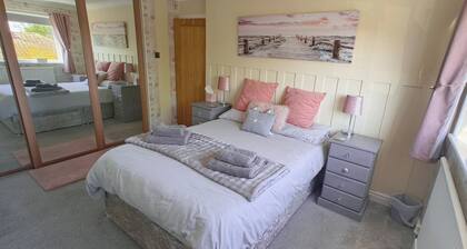 Near beach - Garden - Pets - Parking - Sleeps 4