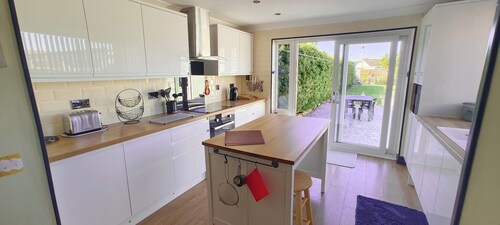 Near beach - Garden - Pets - Parking - Sleeps 4