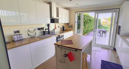 Near beach - Garden - Pets - Parking - Sleeps 4