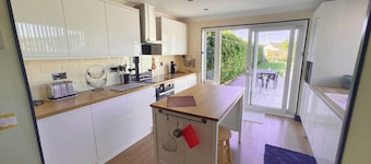 Near beach - Garden - Pets - Parking - Sleeps 4