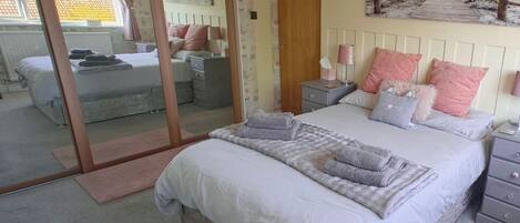 2 chambres, fer et planche à repasser, Wi-Fi, draps fournis