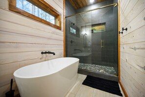 Douche, sèche-cheveux, serviettes fournies, savon