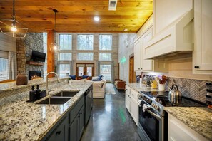 Fridge, microwave, oven, stovetop - NEW! Forest Views, Hot Tub, Game Room and Arcade (Broken Bow)