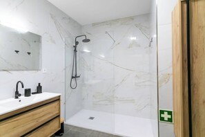 Een douche, een haardroger, handdoeken