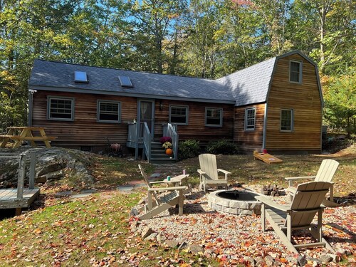 KPT Cottage: 4 acres, 3BR, Sleeps 8, Fire Pit, Pets OK, FREE Beach Passes