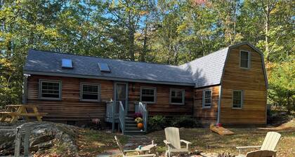 KPT Cottage: 4 acres, 3BR, Sleeps 8, Fire Pit, Pets OK, FREE Beach Passes