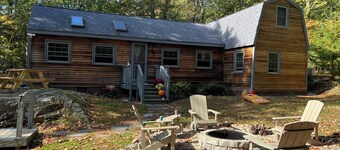 KPT Cottage: 4 acres, 3BR, Sleeps 8, Fire Pit, Pets OK, FREE Beach Passes