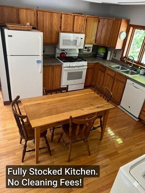Private kitchen - KPT Cottage: 4ac, 3BR, Sleeps 8, Fire Pit, Pets OK, FREE Beach Passes, NO FEES! (Kennebunkport)