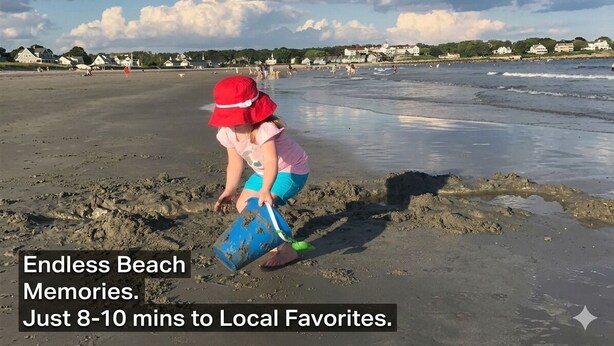 Une scène de plage avec un enfant qui joue dans le sable, des maisons en arrière-plan et un texte superposé.