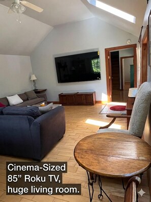 Living area - KPT Cottage: 4ac, 3BR, Sleeps 8, Fire Pit, Pets OK, FREE Beach Passes, NO FEES! (Kennebunkport)