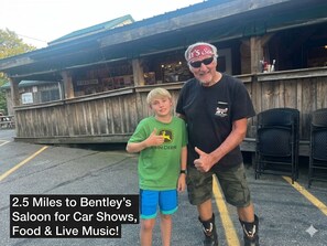 Parking - KPT Cottage: 4ac, 3BR, Sleeps 8, Fire Pit, Pets OK, FREE Beach Passes, NO FEES! (Kennebunkport)