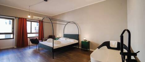 Une chambre moderne avec un lit à baldaquin, une baignoire et une fenêtre avec des rideaux.
