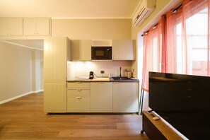 Kühlschrank, Mikrowelle, Geschirrspüler, Toaster