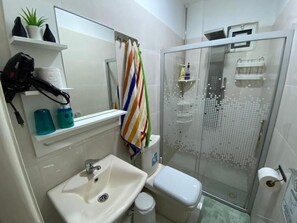 Chambre Double Standard, balcon, vue montagne | Salle de bain | Douche, articles de toilette gratuits, sèche-cheveux