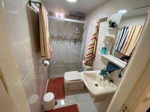 Standard Triple Room | Bathroom | Shower, free toiletries, hair dryer, towels - Jordan Guest House (Wadi Musa)