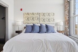 Desk, WiFi, bed sheets