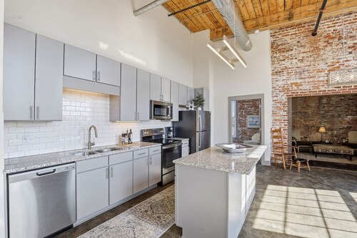 Top Floor River View, Historic Mill Loft, Sleeps 6