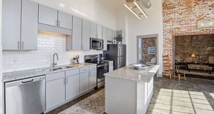 Top Floor River View, Historic Mill Loft, Sleeps 6