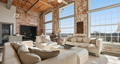 Top Floor River View, Historic Mill Loft, Sleeps 6