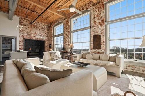 Top Floor River View, Historic Mill Loft, Sleeps 6