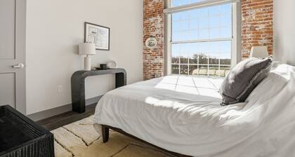 Top Floor River View, Historic Mill Loft, Sleeps 6