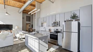 Frigorifero, microonde, forno, piano cottura