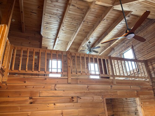 Peaceful 3-bedroom + Loft cottage with AC; only 1 hour to GEHA stadium; sleeps 7