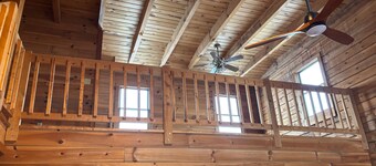 Peaceful 3-bedroom + Loft cottage with AC; only 1 hour to GEHA stadium; sleeps 7