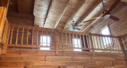 Peaceful 3-bedroom + Loft cottage with AC; only 1 hour to GEHA stadium; sleeps 7