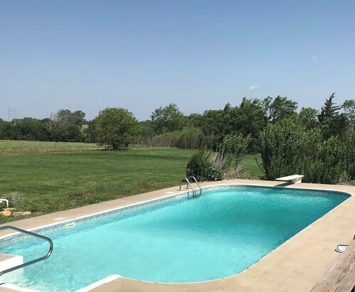 Peaceful 3-bedroom + Loft cottage with AC; only 1 hour to GEHA stadium; sleeps 7