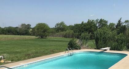 Peaceful 3-bedroom + Loft cottage with AC; only 1 hour to GEHA stadium; sleeps 7