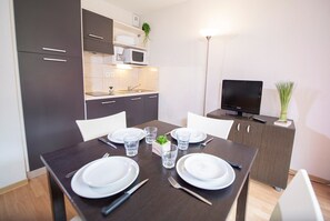 Dining - Studio Charmant avec Balcon et Kitchenette Équipée (Les Orres)