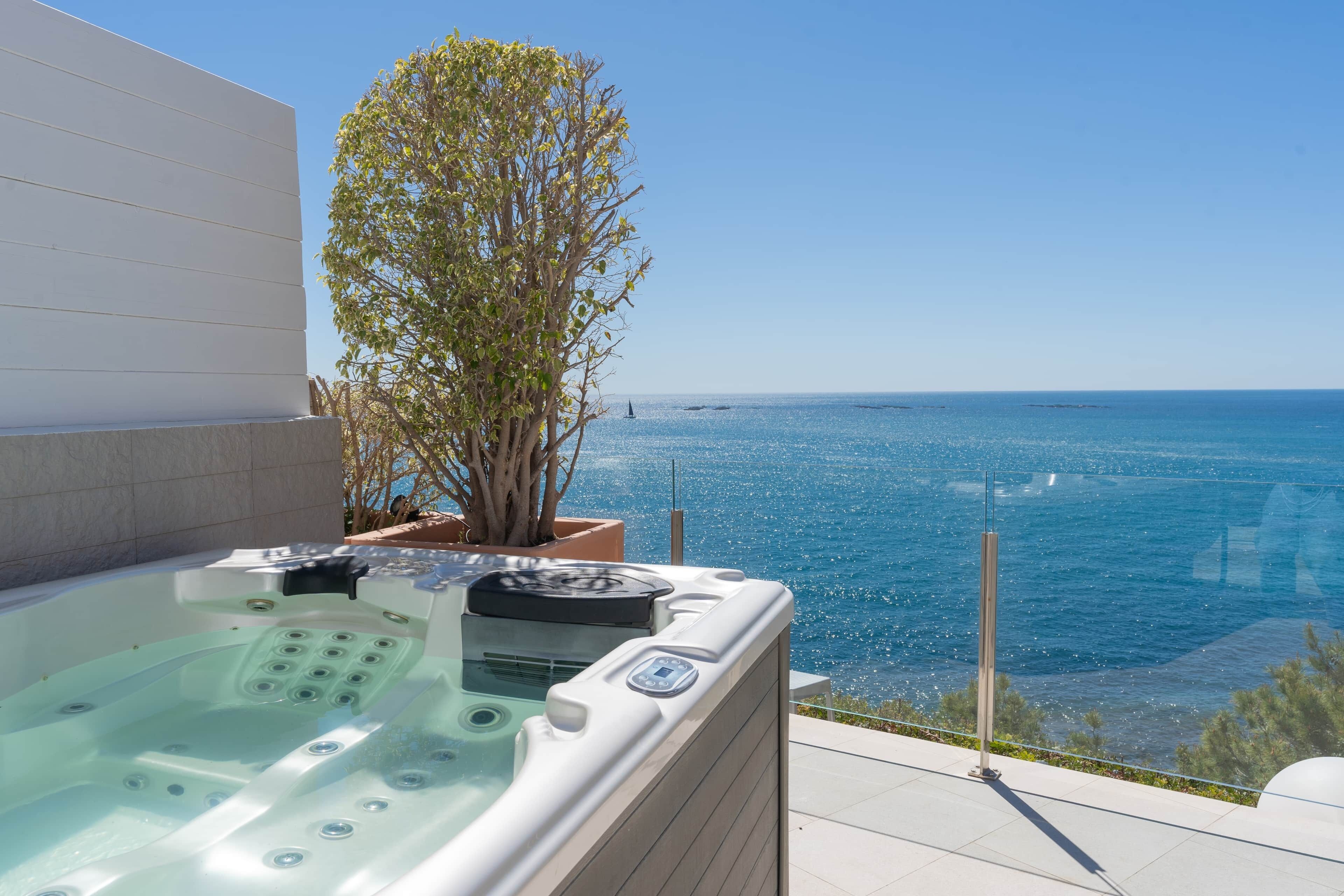 Bañera de hidromasaje al aire libre