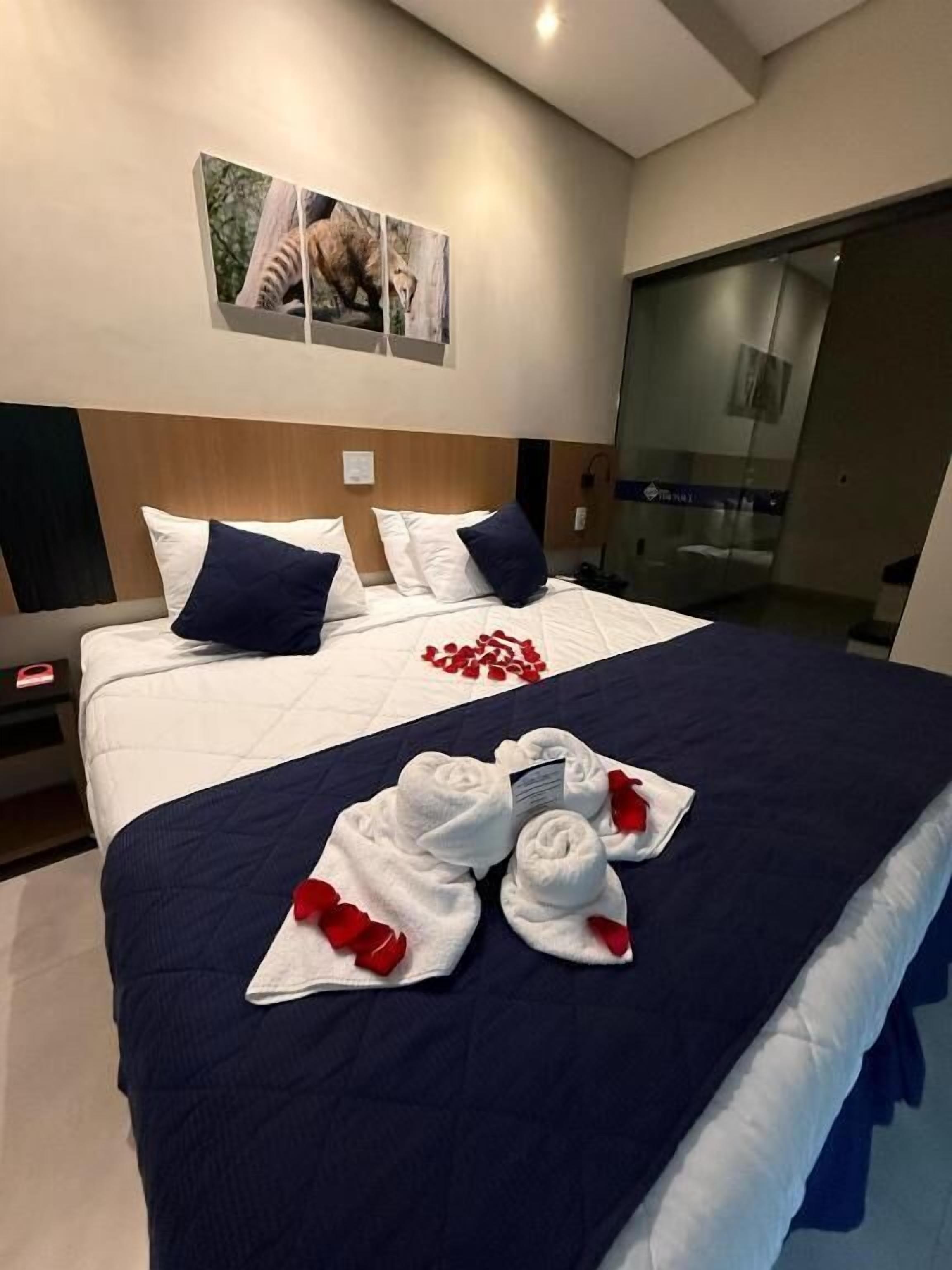 Deluxe-Suite, Balkon, Stadtblick | Schreibtisch, laptopgeeigneter Arbeitsplatz, kostenloses WLAN