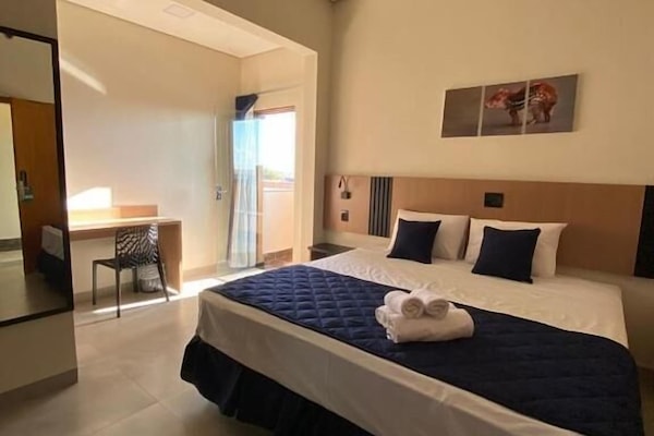 Suíte luxo, sacada, vista para a cidade | Escrivaninha, espaço de trabalho para notebook, Wi-Fi de cortesia