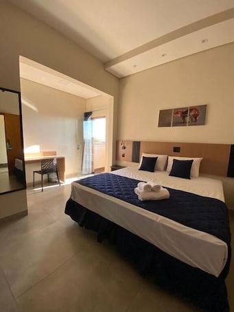 Deluxe Suite, Balcony, City View | Desk, laptop workspace, free WiFi. Hotel Visionsul